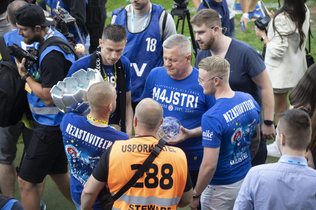 Na snímke futbalisti Slovana Bratislava , ktorý oslavujú zisk 4. titulu Fortuna ligy za sebou.