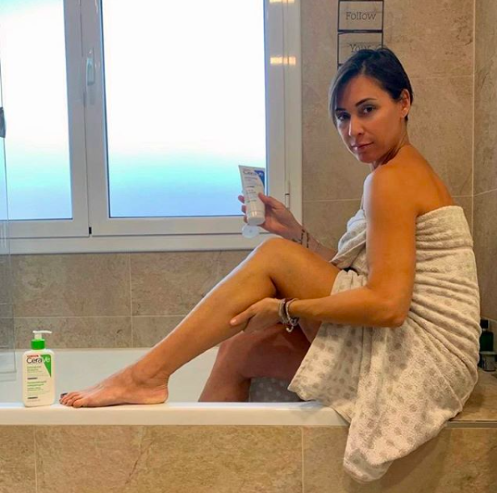 Sexi brunetka však má na svojho manžela slabosť aj mimo súkromného a sexuálneho života.