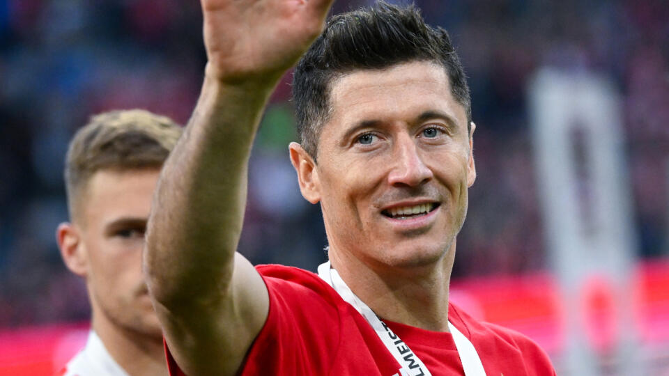 WA 22 archív Mníchov - Na archívnej snímke z 8. mája 2022 futbalista Bayernu Mníchov Robert Lewandowski máva divákom počas osláv majstrovského titulu po zápase 33. kola nemeckej Bundesligy Bayern Mníchov - VfB Stuttgart v Mníchove. Poľský futbalista Robert Lewandowski je podľa svojho agenta rozhodnutý opustiť Bayern Mníchov už počas tohto leta. Izraelčan Pini Zahavi navyše nemeckému klubu verejne odkázal, aby napriek platnej zmluve nechal svojho hráča odísť. Tridsaťtriročný Poliak získal s tímom