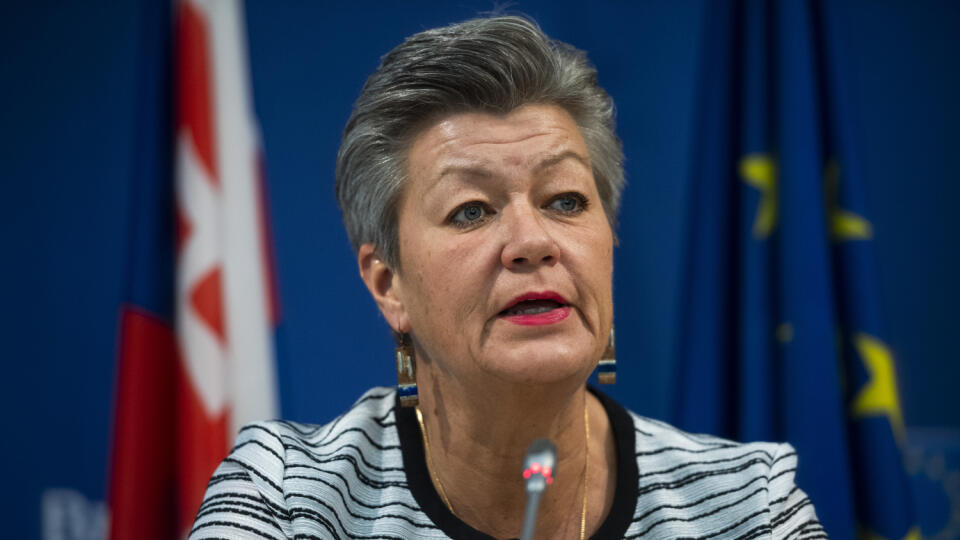 Na snímke európska komisárka pre vnútorné záležitosti Ylva Johanssonová počas tlačovej konferencie po stretnutiach s ministrom vnútra Romanom Mikulcom, ministrom zahraničných vecí a európskych záležitostí Ivanom Korčokom a so zástupcami neziskových organizácií. Cieľom návštevy na Slovensku je posúdiť situáciu v teréne a zmonitorovať potrebu pomoci a koordinácie zo strany Komisie v oblasti poskytovanie ochrany osobám, ktoré utekajú pred vojnou na Ukrajine. V Bratislave 1. marca 2022. FOTO TASR -