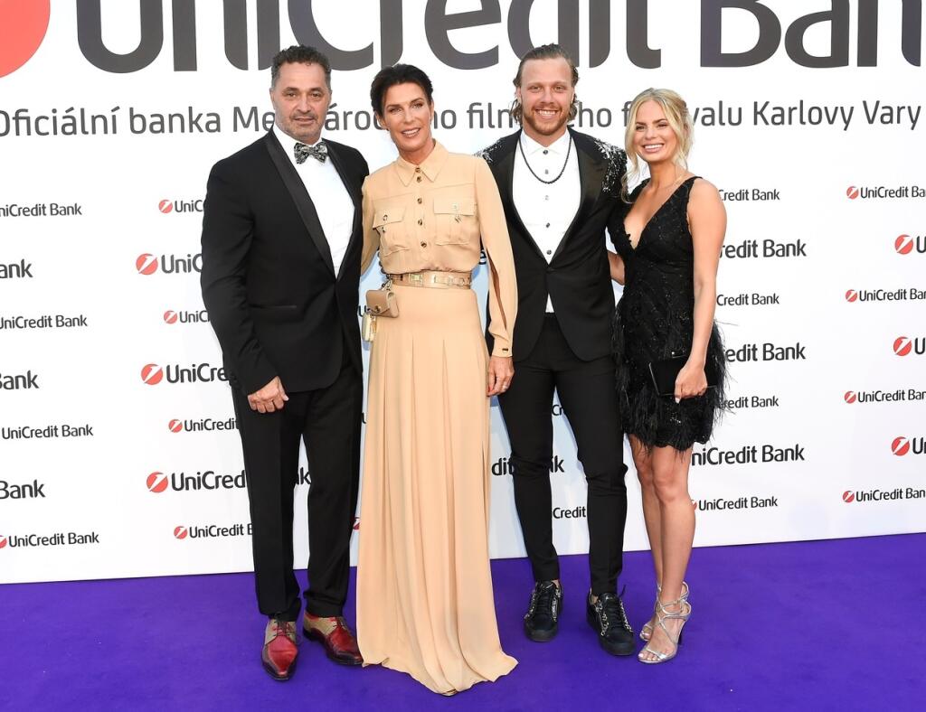Hoci na festivale sa objavilo tradične množstvo hereckých hviezd, bola to sexi Rebecca, na koho sa upierali objektívy fotografov. „Pastrňák ukázal vo Varoch čertovsky sexi priateľku. Pôvabnej Rebecce sa do očí pozerať nebudete,“ napísal výstižne k sexi Švédke český portál super.cz.