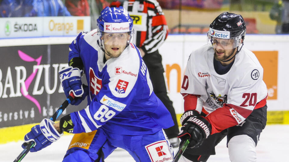 Na snímke zľava Adrián Holešinský (Slovensko) a Nico Brunner (Rakúsko) počas piateho prípravného zápasu slovenskej hokejovej reprezentácie pred majstrovstvami sveta 2021 v lotyšskej Rige Slovensko - Rakúsko 1. mája 2021 v Piešťanoch. FOTO TASR/SZĽH - Andrej Galica