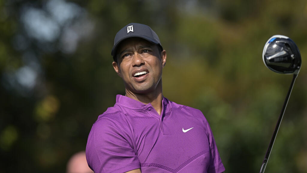 KK18 Orlando - Na archívnej snímke z 19. decembra 2020 americký golfista Tiger Woods počas 1. kola golfového turnaja PNC Championship v Orlande. Americký golfista Tiger Woods podstúpil ďalšiu operáciu chrbta a čaká ho vynútená prestávka. Informoval o tom v utorok 20. januára 2021 na sociálnych sieťach. FOTO TASR/AP
File-This Dec. 19, 2020, file photo shows Tiger Woods watching his tee shot on the first hole during the first round of the PNC Championship golf tournament, in Orlando, Fla. Woods