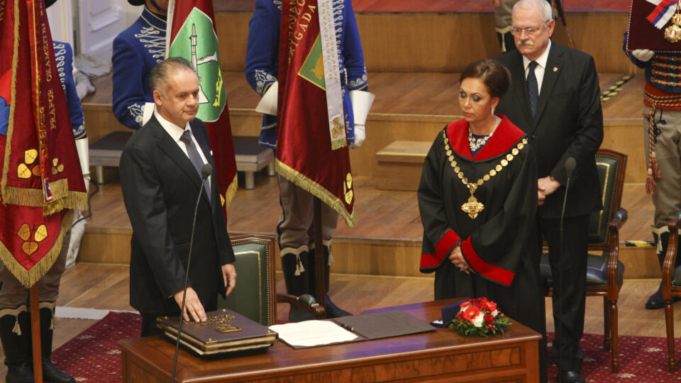 Prezident Andrej Kiska počas svojej inaugurácie s predsedníčkou ÚS Macejkovou.