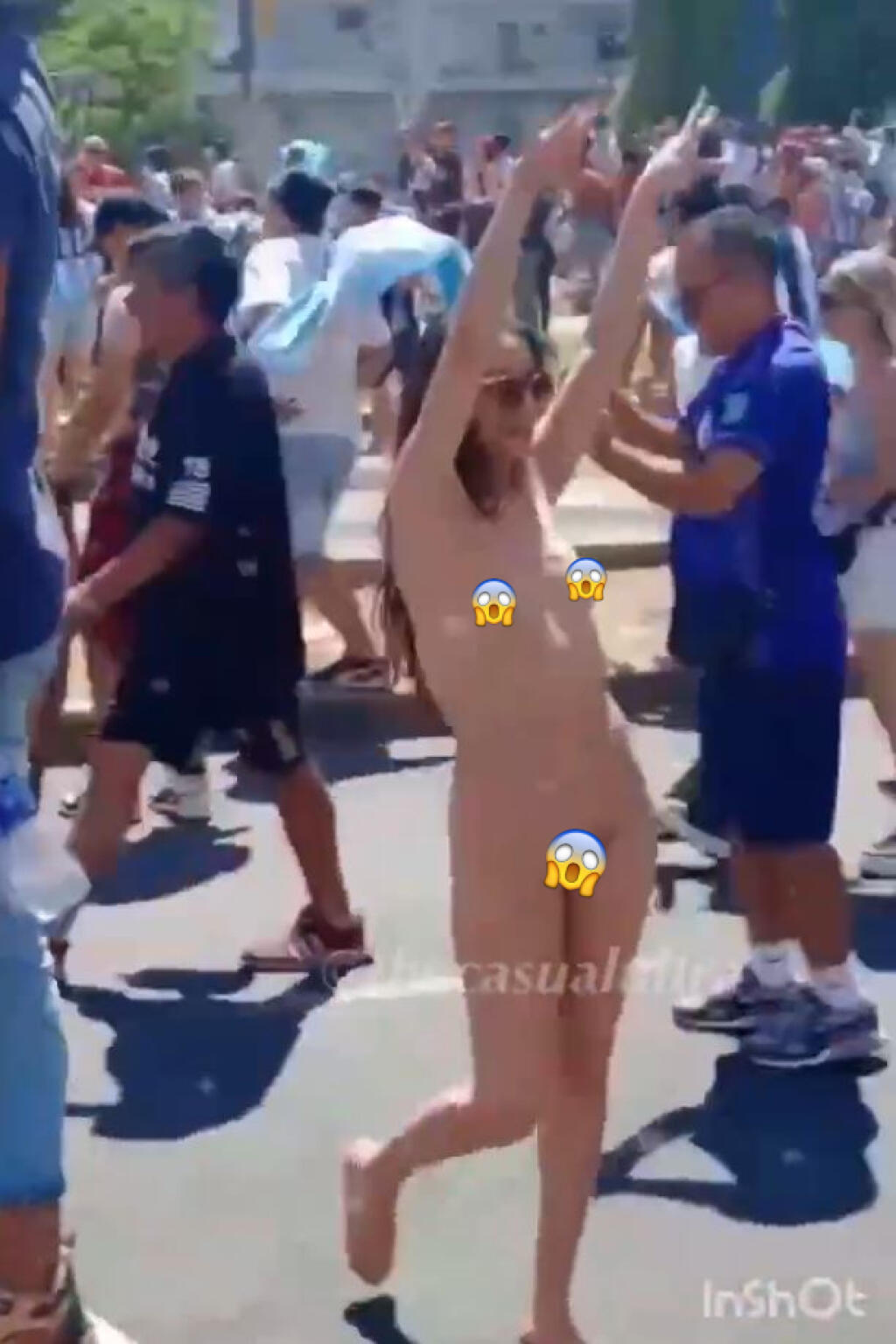 Jedna z fanúšičiek to zaklincovala, keď sa ulicami premávala úplne nahá.