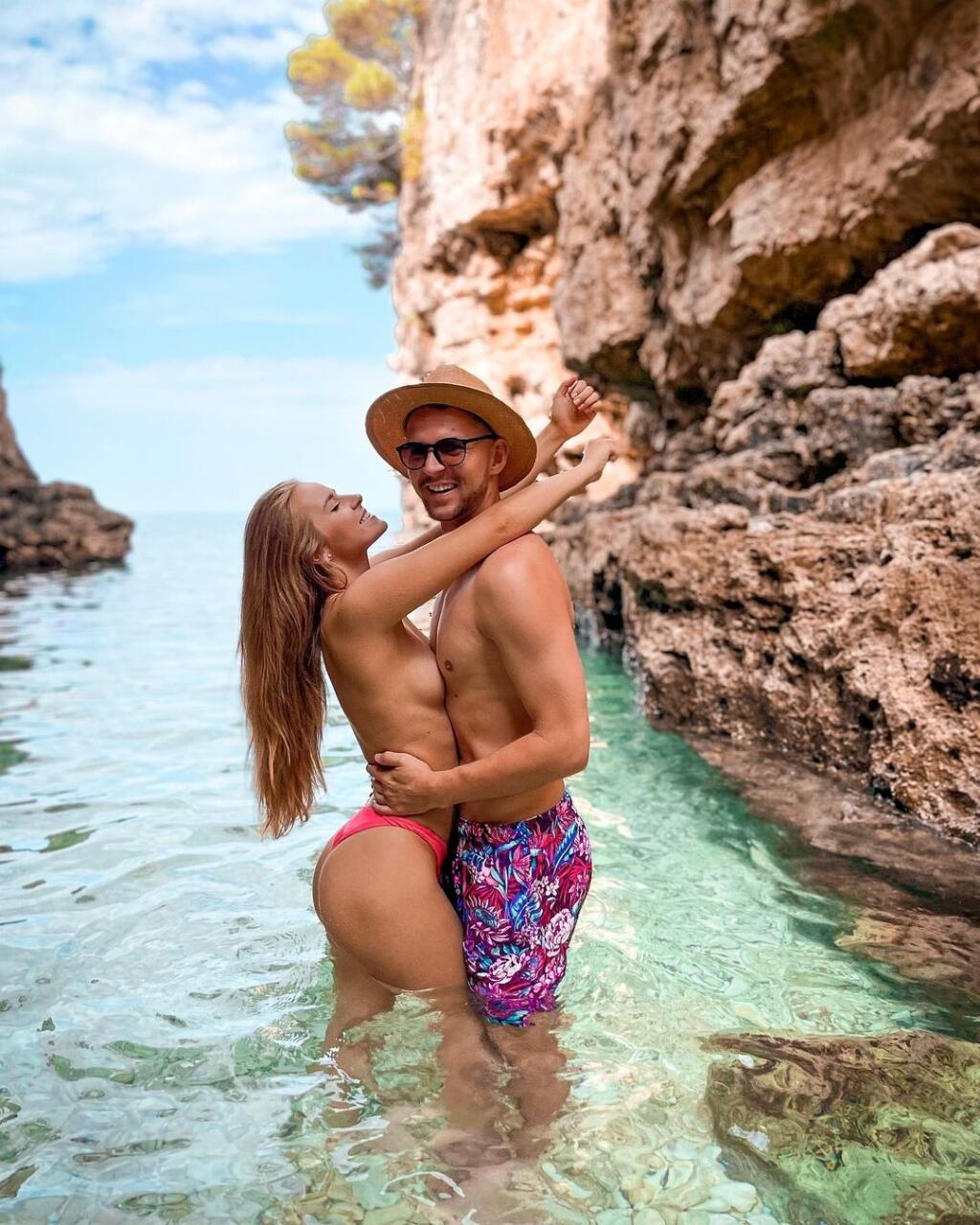 Xénia z Farmy sa vyfotila hore bez. Nahé prsia jej však vidno len zboku, ako sa opiera o hruď Lukáša.