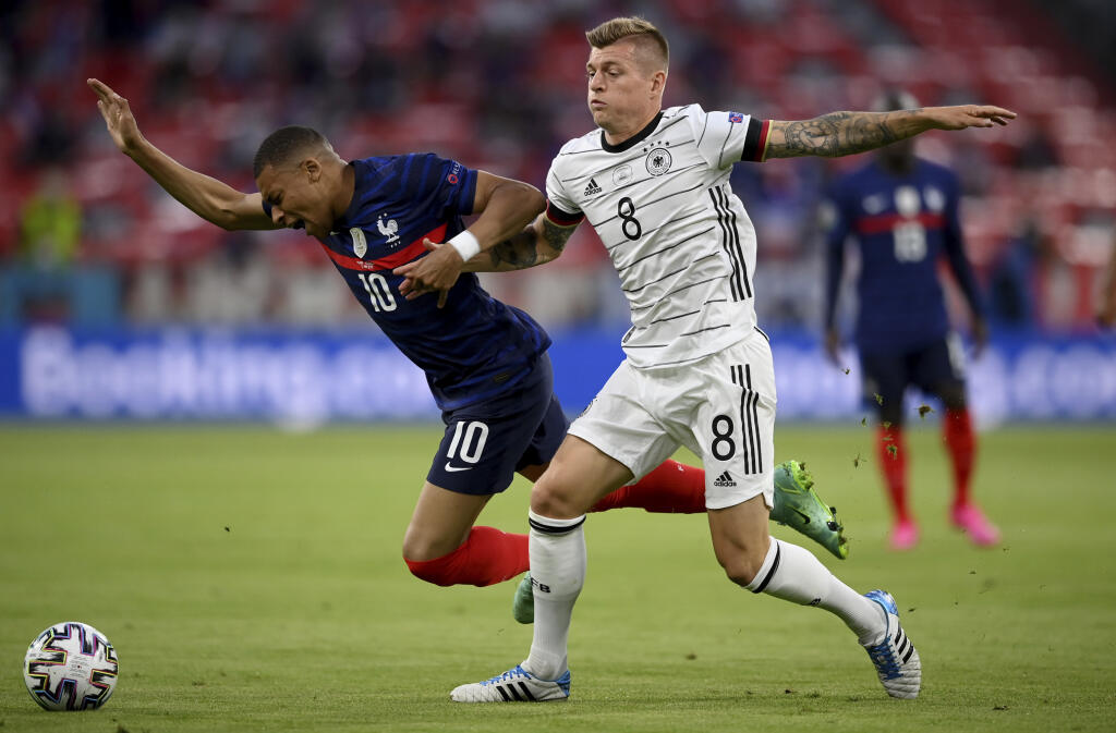 KK57 Mníchov - Nemecký futbalista Toni Kroos (vpravo) a francúzsky futbalista Kylian Mbappe počas zápasu základnej F-skupiny Francúzsko - Nemecko na ME vo futbale 15. júna 2021 v Mníchove. FOTO TASR/AP
France's Kylian Mbappe, left, and Germany's Toni Kroos challenge for the ball during the Euro 2020 soccer championship group F match between France and Germany at the Allianz Arena stadium in Munich, Tuesday, June 15, 2021. (Matthias Hangst/Pool via AP)