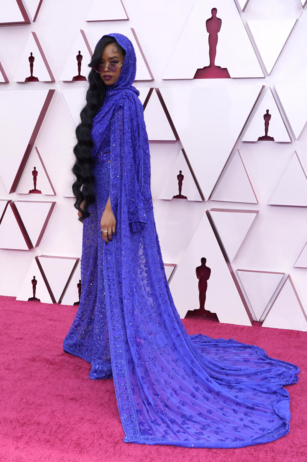 H.E.R. prichádza na 93. ročník udeľovania filmových cien Oscar 25. apríla 2021 na železničnej stanici Union Station v Los Angeles.