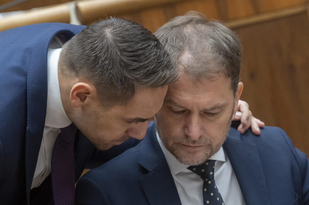Na snímke vpravo minister financií SR Igor Matovič a vľavo poslanec NR SR György Gyimesi (obaja OĽaNO) počas 78. schôdze NR SR 6. decembra 2022 v Bratislave. FOTO TASR - Martin Baumann