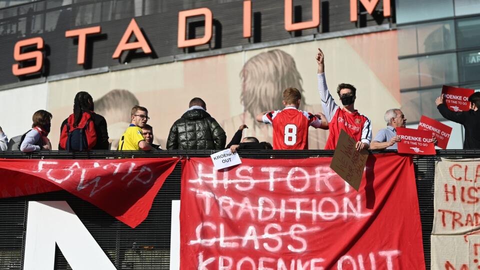 Fanúšikom Arsenalu došla trpezlivosť a žiadajú na odchod majiteľa klubu Stana Kroenkeho.