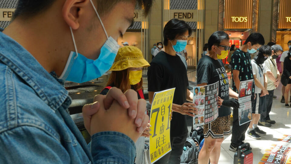 WA 6 Hongkong - Demonštranti protestujú v obchodnom centre proti schváleniu kontroverzného zákona o národnej bezpečnosti pre Hongkong v utorok 30. júna 2020. Podľa kritikov tento zákon obmedzí slobody Hongkongu a je v rozpore s dohodou, ktorú Čína uzavrela s Britániou, keď v roku 1997 prevzala bývalú britskú kolóniu pod svoju správu. Hongkong sa vtedy stal autonómnym územím Číny a mal platiť princíp