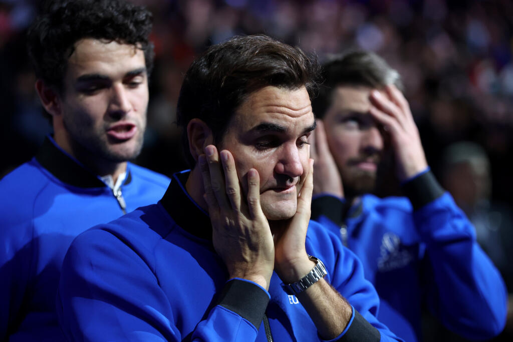 Slzy, slzy a slzy... Roger Federer nechal voľný priebeh emóciám.