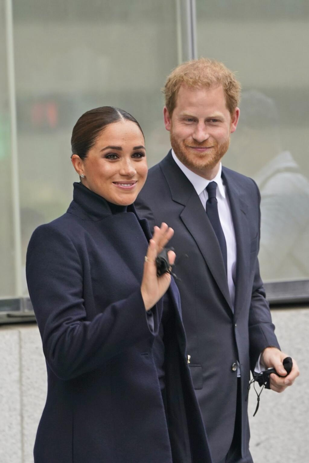 KK35 New York - Britský princ Harry a jeho manželka Meghan Markleová na mieste Národného pamätníka a múzea 11. septembra 2001, 23. septembra 2021 v New Yorku. FOTO TASR/AP
Prince Harry The Duke of Sussex and Meghan Markle The Duchess of Sussex visit the National September 11 Memorial & Museum in New York, Thursday, Sept. 23, 2021. (AP Photo/Seth Wenig)