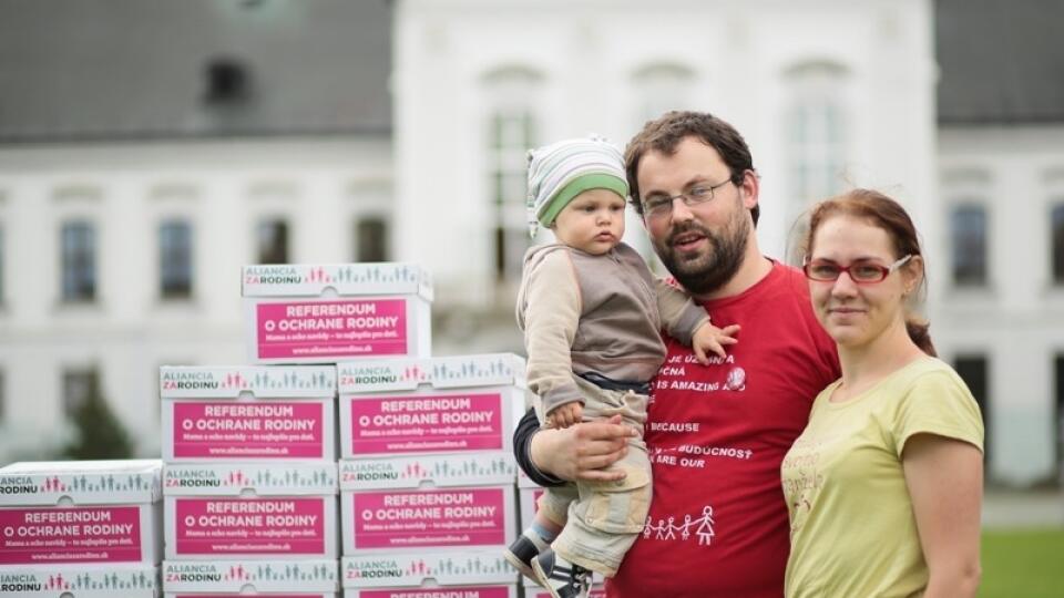 Aliancia za rodinu: Za referendum vyzbierala vyše 400-tisíc podpisov, ktoré odovzdala v prezidentskom paláci.