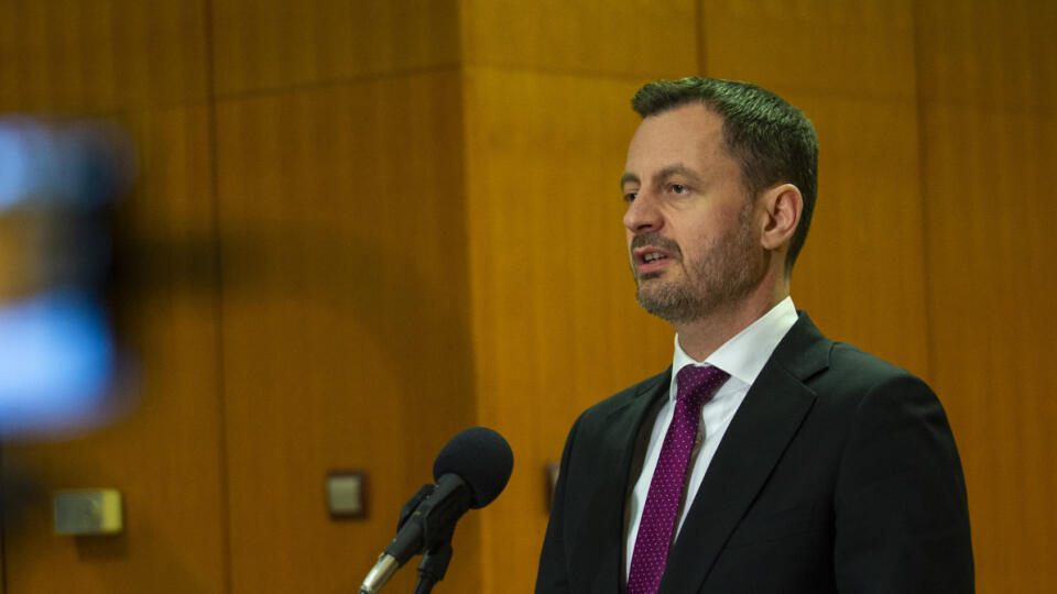 Na snímke dočasne poverený predseda vlády Eduard Heger (OĽaNO) hovorí na tlačovej konferencii po rokovaní s predstaviteľmi OĽaNO, SAS, Sme rodina a Za ľudí 22. januára 2023 v Bratislave. FOTO TASR - Jakub Kotian