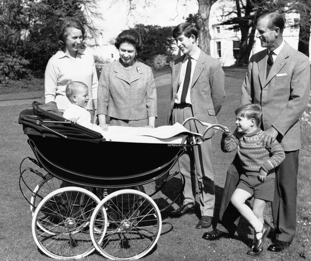 KK24 Windsor - Na archívnej snímke z 19. decembra 1965 britská kráľovná Alžbeta II. a manžel princ Philip so svojimi deťmi vo Windsore. Zľava princezná Anne, princ Charles, princ Andrew a v kočíku princ Edward. Britský princ Philip, manžel kráľovnej Alžbety II., zomrel v piatok 9. apríla 2021 vo veku 99 rokov. Oznámil to Buckinghamský palác.