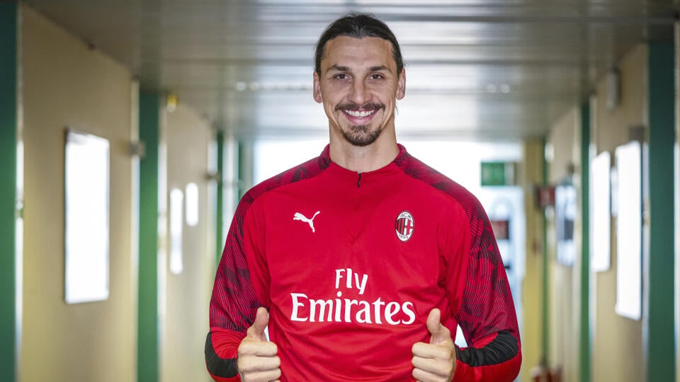 EBE 27 Miláno - Na snímke švédsky futbalový útočník Zlatan Ibrahimovič pózuje v drese futbalového mužstva AC Miláno v Miláne 2. januára 2020. Ibrahimovič pricestoval vo štvrtok do Milána, kde podstúpil lekársku prehliadku pred podpisom zmluvy s AC. So svojím staronovým klubom sa dohodol na kontrakte do konca sezóny s opciou na predĺženie. FOTO TASR/AP
Zlatan Ibrahimovic wears an AC Milan jersey as he poses photos at the team's headquarters, in Milan, Italy, Thursday, Jan. 2, 2020.  The 38-year-o