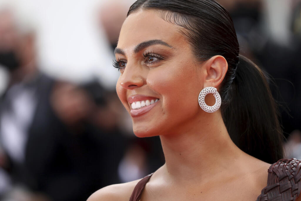 KK40 Cannes - Georgina Rodríguezová pózuje fotografom počas príchodu na premiéru filmu France na 74. ročníku Medzinárodného filmového festivalu v Cannes 15. júla 2021. FOTO TASR/AP
Georgina Rodriguez poses for photographers upon arrival at the premiere of the film 'France' at the 74th international film festival, Cannes, southern France, Thursday, July 15, 2021. (Photo by Vianney Le Caer/Invision/AP)