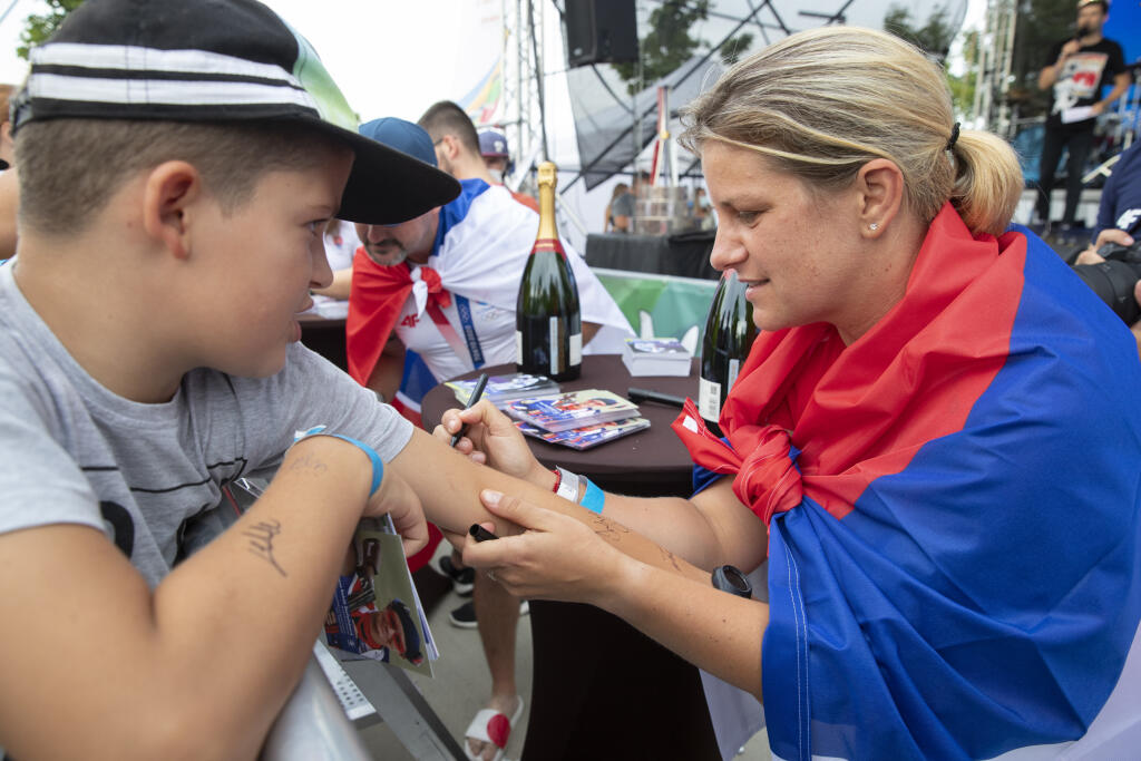 Autogramiáda slovenských olympionikov po návrate z japonského Tokia v X-Bionic Šamorín. Najväčší záujem bol o podpisy zlatej Zuzany Rehák-Štefečekovej.