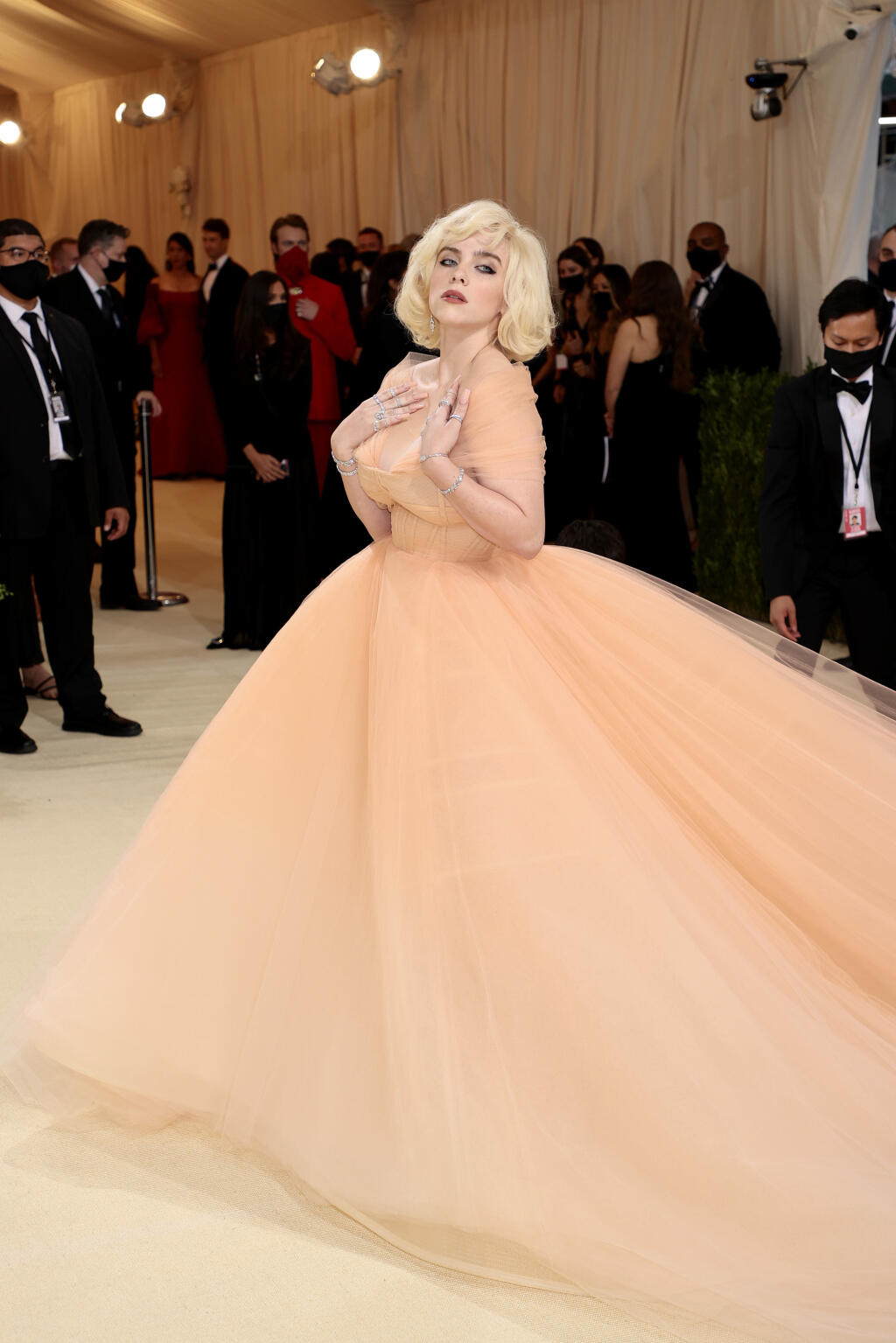 Billie Eilish v kreácii Oscar de la Renta