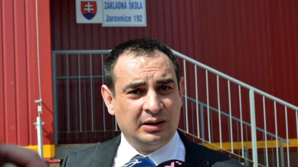 Splnomocnenec vlády SR pre rómske komunity Peter Pollák počas brífingu o jeho odstúpení z funkcie splnomocnenca, pred modulovou ZŠ v Jarovniciach.