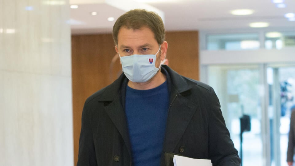 Premiér Igor Matovič pri príchode na zasadnutie Ústredný krízový štáb. Matovič chce otvoriť školy čo najskôr.