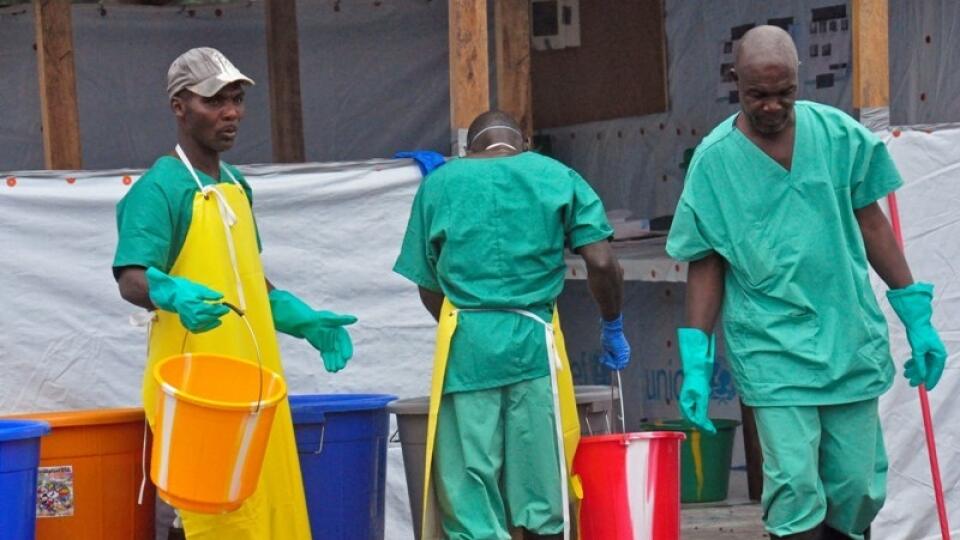 Ebola sa šíri, zdravotníci bojujú.