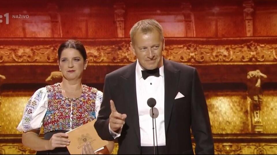 Self promo v priamom prenose: "Nikto nepochybuje, že mám mimoriadne, ale že mimoriadne dobrý vzťah k Slovenkám," zahlásil predseda NR SR Boris Kollár, keď sa objavil na pódiu a išiel vyhlásiť jednu z cien.