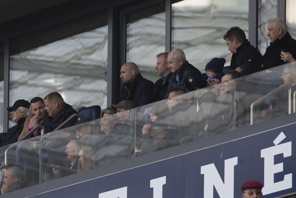 VIP priestory Tehelného pola boli „natrieskané“ legendárnymi futbalistami či hokejistami. Nechýbali ani herci či politici a samozrejme Hamšíkova rodina.