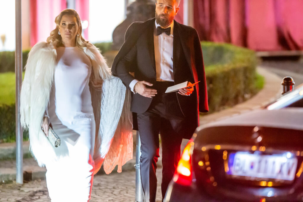 Na snímke je Dominika Cibulková, Michal Navara pri odchode z 20. ročníka dobročinného plesu v opere.