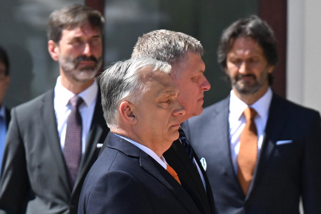 Na snímke maďarský premiér Viktor Orbán (v popredí vľavo), slovenský premiér Robert Fico (uprosted), minister zahraničných vecí a európskych záležitostí SR Juraj Blanár (vľavo) a minister obrany SR Robert Kaliňák (vpravo) počas uvítacej ceremónie v Bratislave v pondelok 28. apríla 2025. FOTO TASR - Martin Baumann