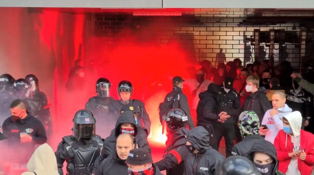 Hoci tribúny zívali prázdnotou, pred štadiónom Antona Malatinského bolo živo. Fanúšikovia povzbudzovali hráčov Spartaka a spustili pyrotechnickú šou. Ako to už väčšinou býva, opäť nechýbala v mieste diania polícia, ktorá zasahovala a niektorých ultras fanúšikov odviedla.