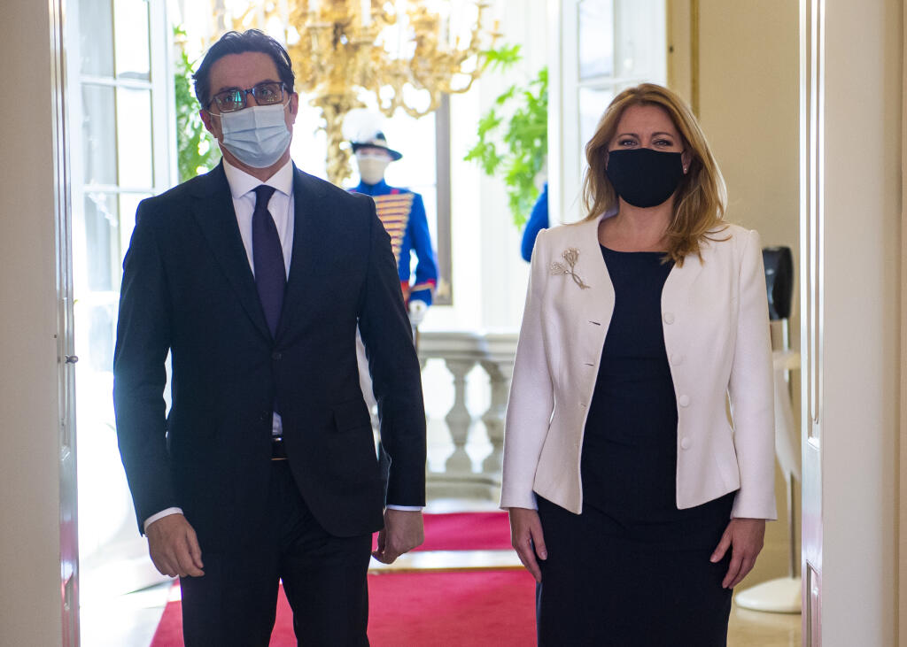Na snímke prezidentka SR Zuzana Čaputová a prezident Severného Macedónska Stevo Pendarovski počas prijatia v Prezidentskom paláci 8. októbra 2020 v Bratislave. FOTO TASR - Jakub Kotian
