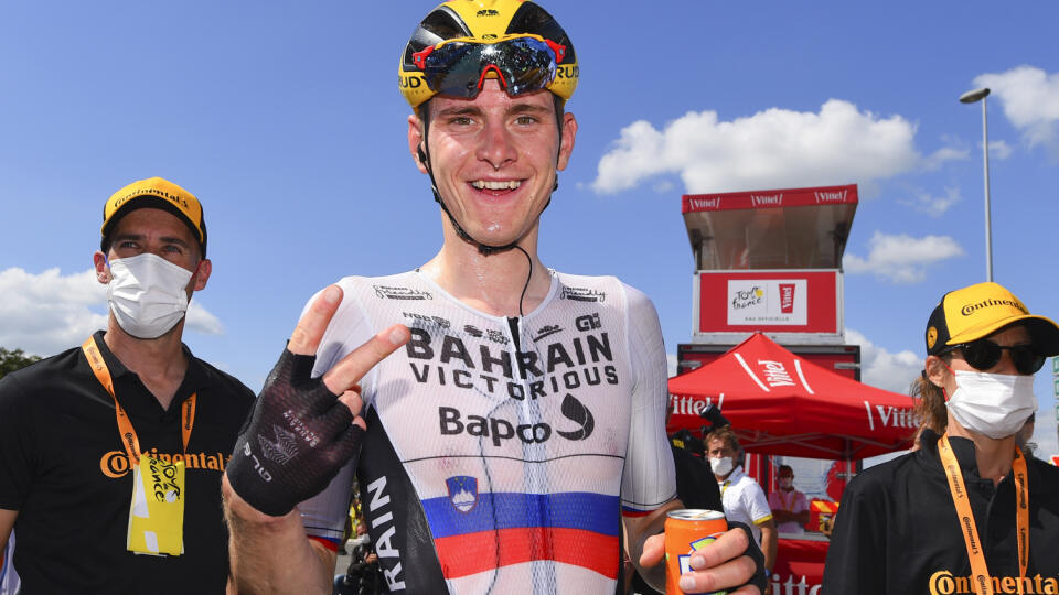 Slovinský cyklista Matej Mohorič z tímu Bahrain-sa teší po výhre v 19. etape 108. ročníka Tour de France
