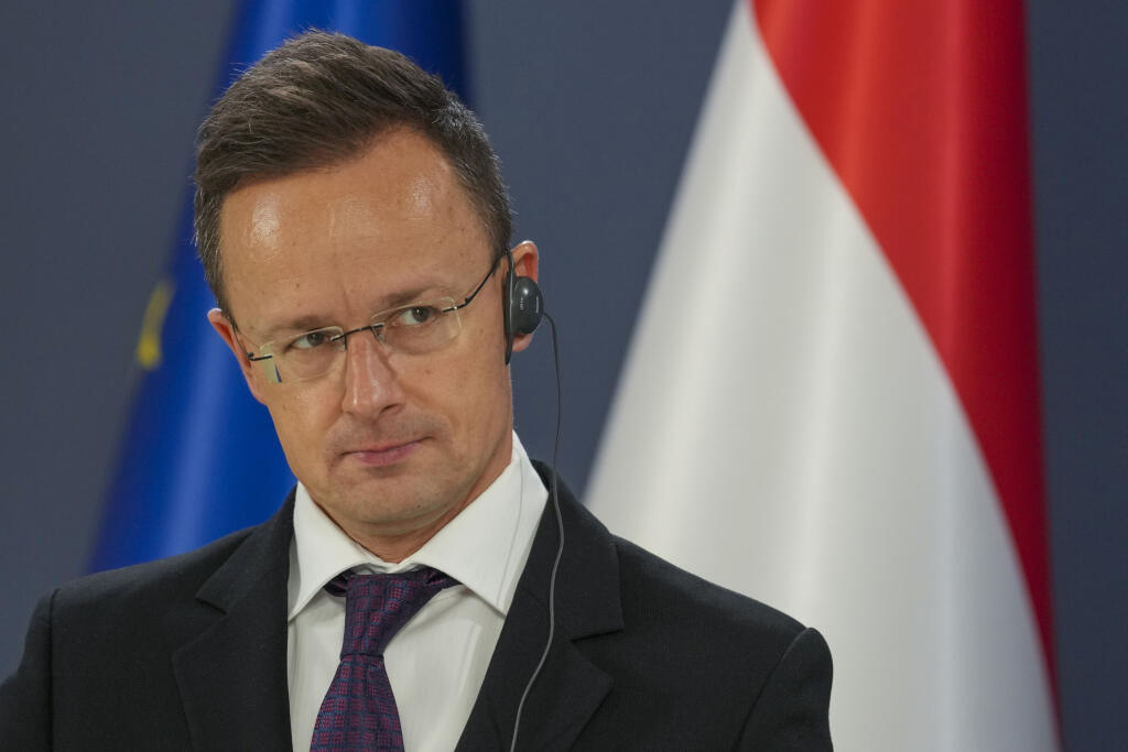WA 28 archív Belehrad - Na archívnej snímke z 13. februára 2025 maďarský minister zahraničných vecí Péter Szijjártó počúva na spoločnej tlačovej konferencii so srbským rezortným kolegom Markom Djuričom v Belehrade. Maďarsko výrazne ovplyvnilo 16. balík sankcií Európskej únii proti Rusku, na ktorom sa v stredu ráno 19. februára dohodli diplomati členských krajín Únie, uviedol Szijjártó. Nový balík sankcií podľa ministra zahŕňa najmä ústupky pre Maďarsko v oblasti používania ruskej ropy a ropných 