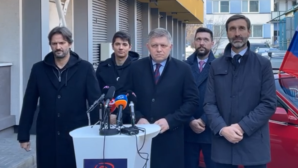 Predstavitelia Smeru-SD na tlačovke.