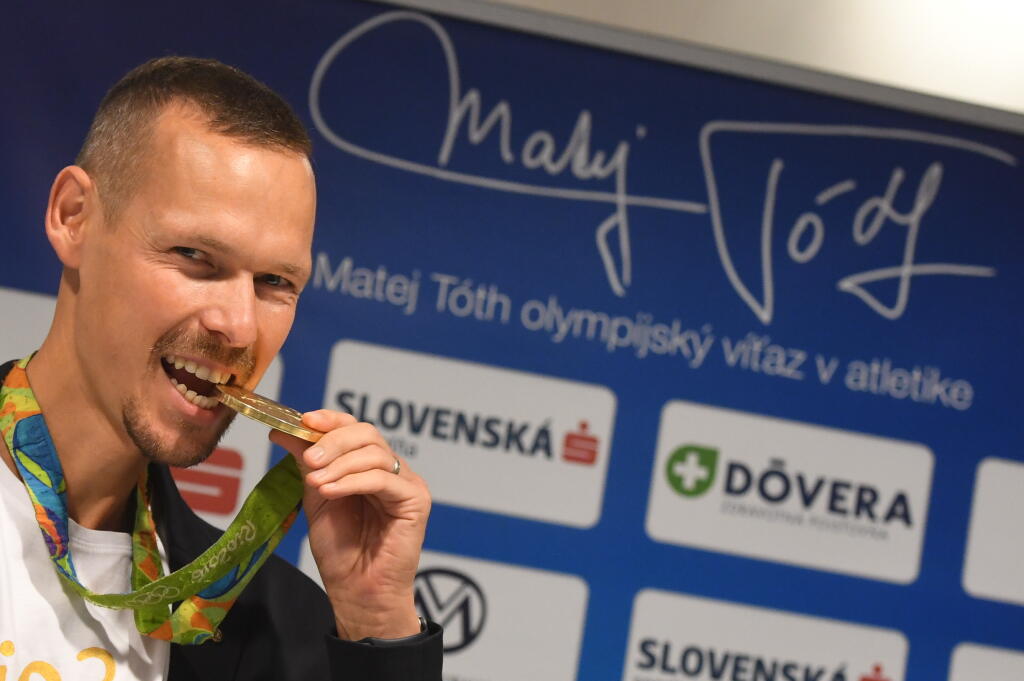 Na snímke chodec Matej Tóth pózuje pred tlačovou konferenciou so zlatou medailou v chôdzi na 50 km z letnej olympiády v Riu de Janeiro v roku 2016. V Bratislave, 28. septembra 2021. FOTO TASR - Martin Baumann