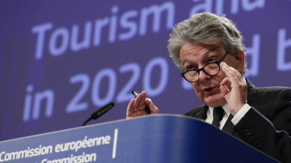 WA 3 Brusel - Eurokomisár pre vnútorný trh Thierry Breton počas tlačovej konferencie v Bruseli v stredu 13. mája 2020. Európska komisia predstavila v stredu plán postupného