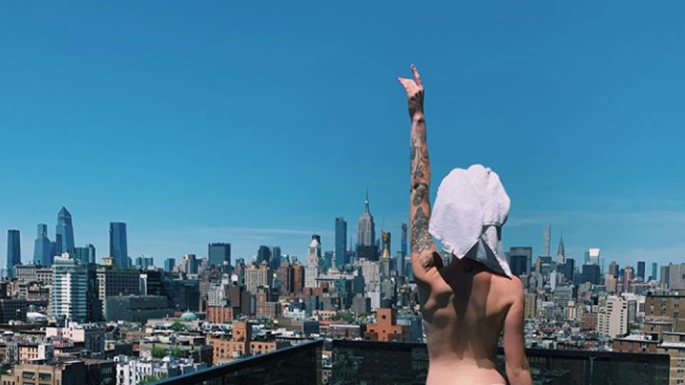 Ireland Baldwin na balkóne hotela.