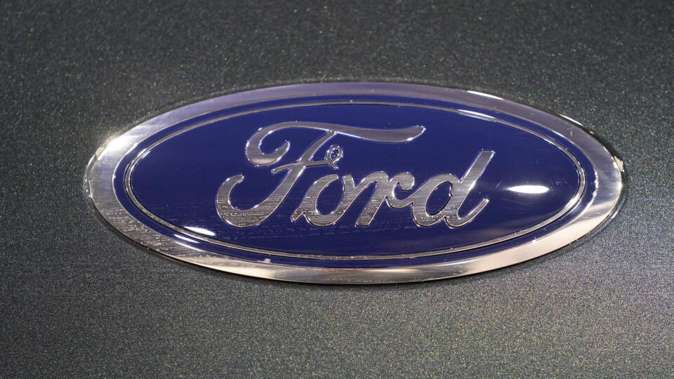 KK23 archív Philadelphia - Na archívnej snímke z 27. januára 2023 logo automobilky Ford počas autosalónu vo Philadelphii. Ford plánuje v Európe masívnejšie prepúšťanie, než sa očakávalo. Americká automobilka uviedla ako dôvod nárast nákladov a potrebu zoštíhlenia v čase, keď mení svoju produkciu smerom k elektrickým vozidlám. FOTO TASR/AP
FILE - Shown is a Ford logo at the Philadelphia Auto Show, Jan. 27, 2023, in Philadelphia. Ford said Tuesday, Feb. 14 that it will cut 3,800 jobs in Europe ove