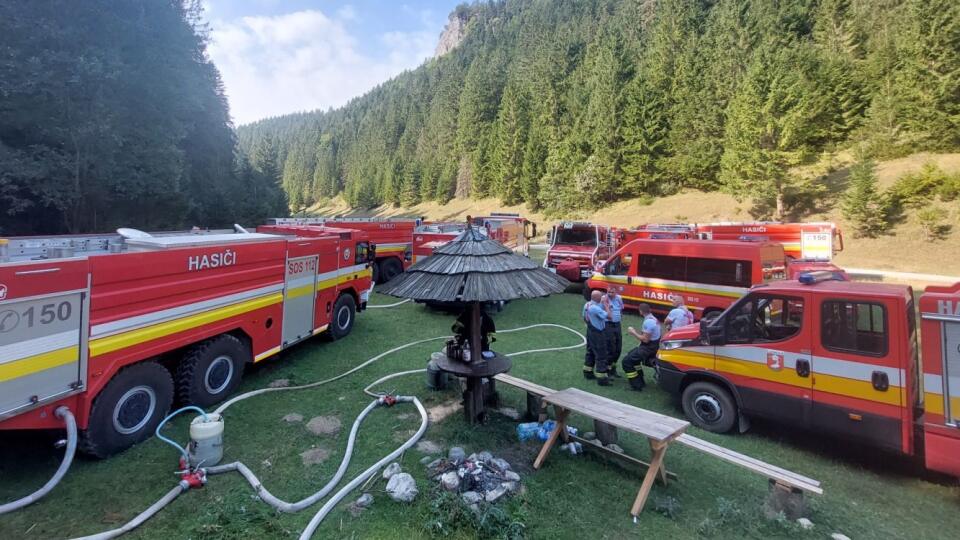 Na mieste požiaru v Ludrovskej doline zriadili riadiaci štáb