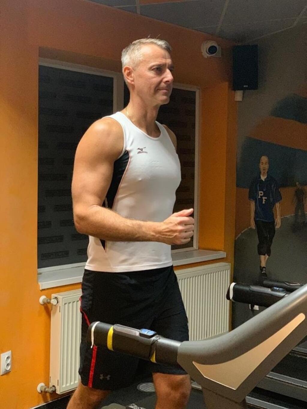 Richard Raši takto zaberá v posilňovni.