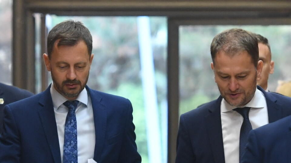 Na snímke druhý vľavo predseda vlády Eduard Heger a druhý vpravo podpredseda vlády SR a minister financií Igor Matovič (obaja OĽaNO) prichádzajú na 99. rokovanie vlády 2. septembra 2022 v Bratislave. FOTO TASR - Martin Baumann