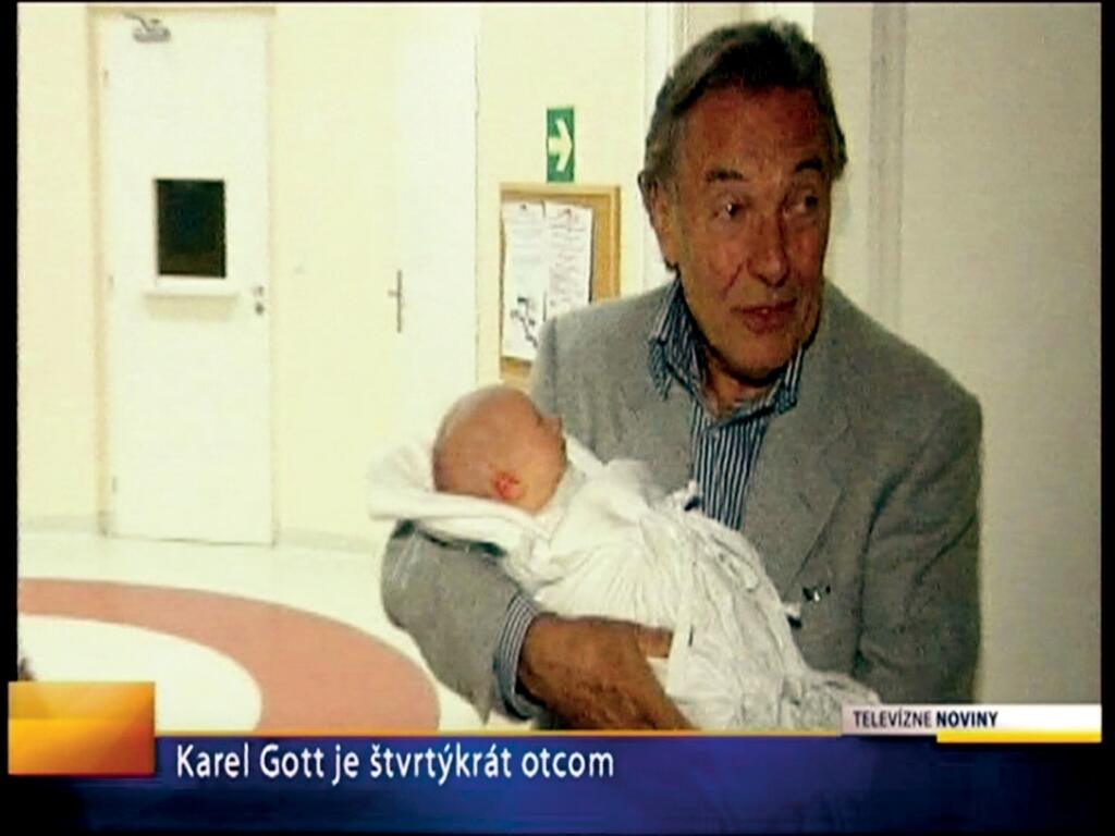 Karel Gott, so štvrtou dcérou
foto: TV Markíza
uverejnené: Šarm č. 23/08
pôvodný súbor:gott_0001_0001.eps