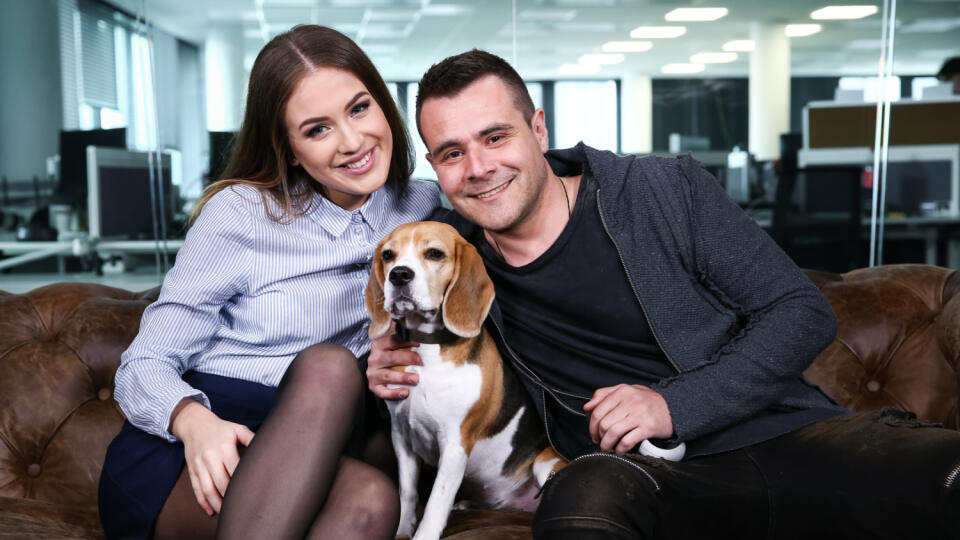 Foto zo štúdia - moderátorka Denisa Vyšňovská a moderátor Ivan Binďo Bindas s domácim miláčikom Bellou