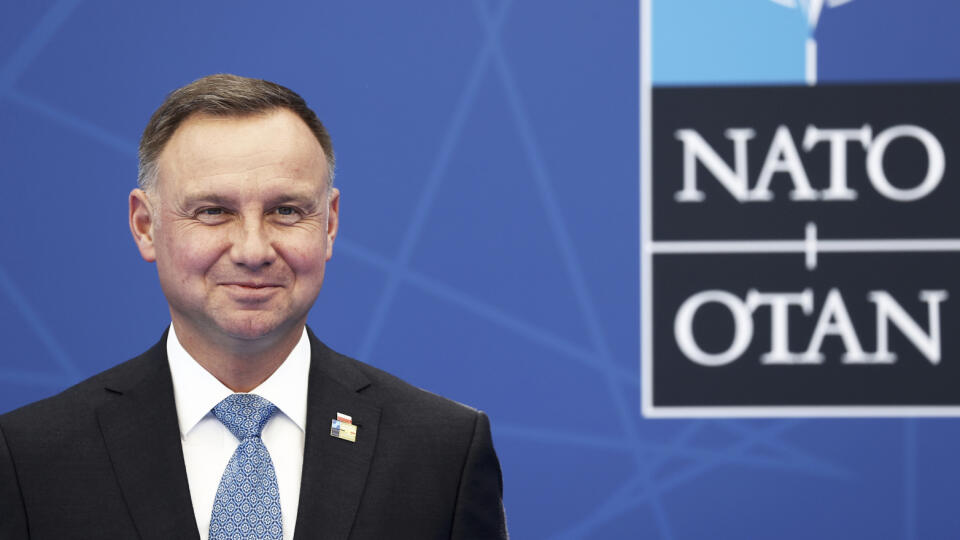 Na archívnej snímke zo 14. júna 2021 poľský prezident Andrzej Duda sa usmieva počas príchodu na summit NATO v Bruseli.