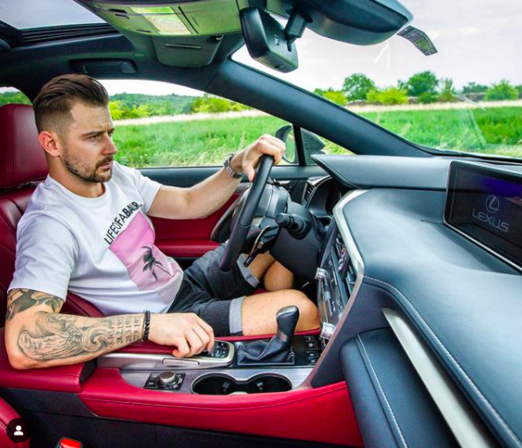 Tatar jazdí na Lexus RX 450h, ktorého cenovka je približne na úrovni 62-tisíc eur.