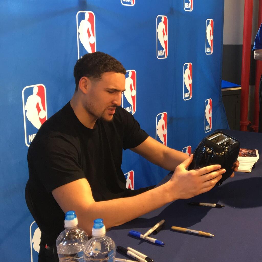 Americký basketbalista Klay Thompson dostal bizarnú požiadavku od fanúšika - podpísať sa na toastovač.
