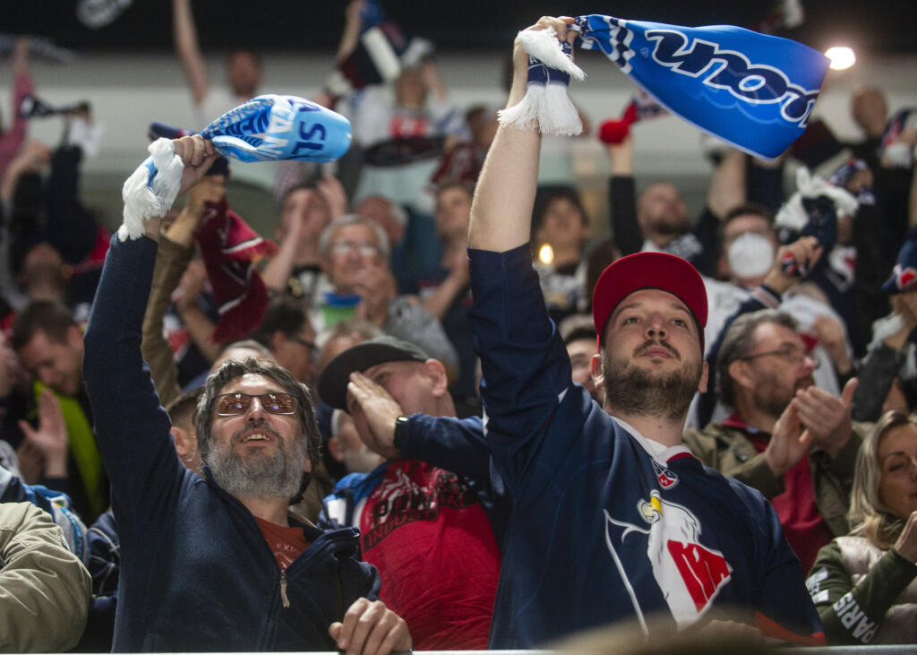 Fanúšikovia Slovana sa tešia po strelení gólu počas piateho zápasu finále Kaufland play off Tipos extraligy HC Slovan Bratislava - HK Nitra v Bratislave v piatok 29. apríla 2022. FOTO TASR - Jakub Kotian