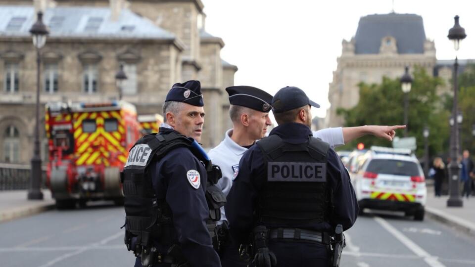 Útočník v centre Paríža dobodal štyroch policajtov.